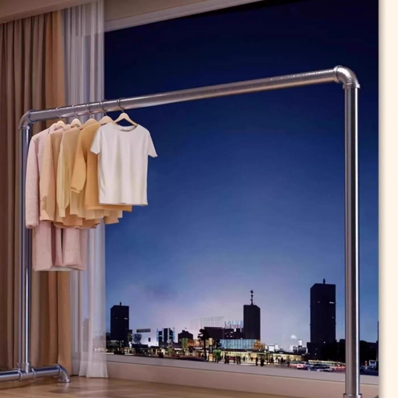 水道管鋼管のハンガーが床に落ちた寝室の物干し棒屋外家庭用ベランダに服を掛けて簡単に干します。|undefined
