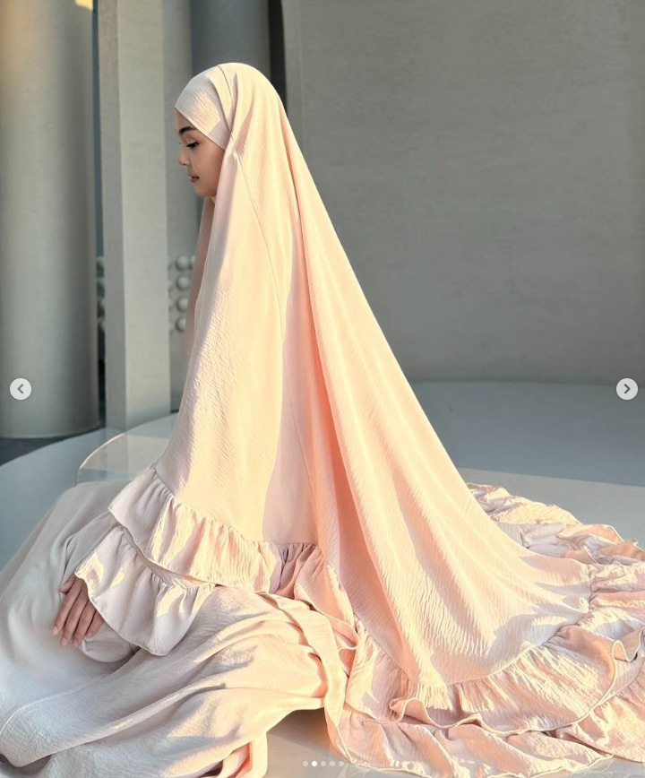 Middle Eastern Two-piece Outfit, Double-layered Ruffled Long Headscarf + Multi-colored Long-sleeved Robe DS111_ecoleips.com