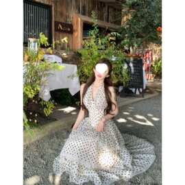 白色波点挂脖连衣裙女夏季度假风收腰长裙网纱拼接蛋糕裙字裙子