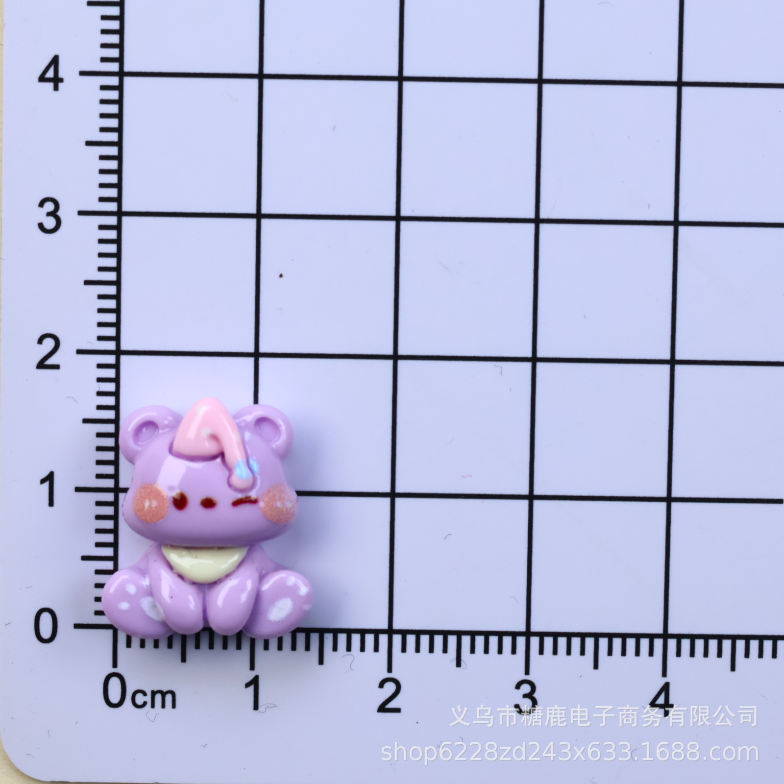 보라색 곰 위에 앉아