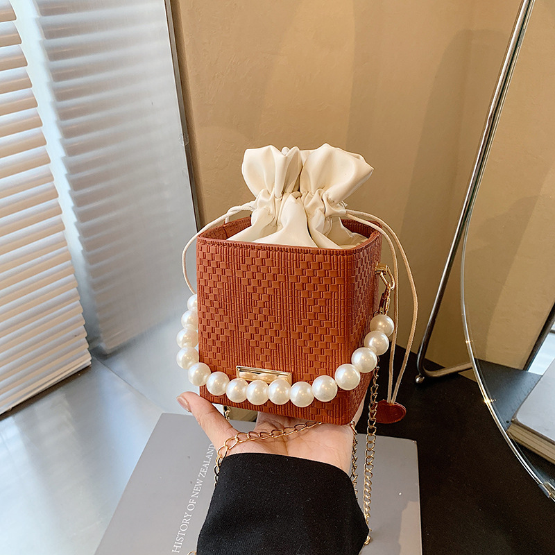 Bolso de mano de mujer de arte de moda con cadena de perlas 2024 nuevo estilo hermoso bolso de cubo de diamante minimalista bolso de mochila