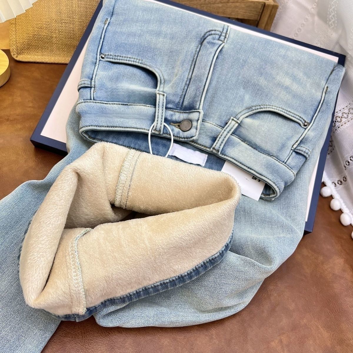 Dam flare jeans med hög midja och fleecefoder för vintern_voghion.com