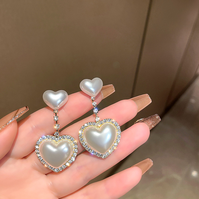 Pendientes De Aleación Fina Para Mujer Con Perla En Forma De Corazón A La Moda display picture 1