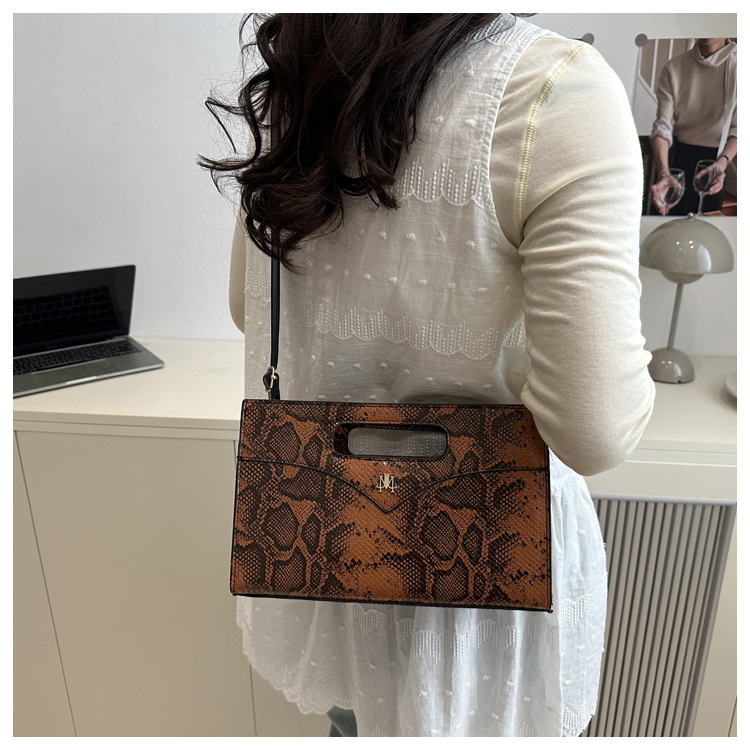 Women's Pu Leather Snakeskin Streetwear Sewing Thread Square Zipper Tote Bag display picture 3
