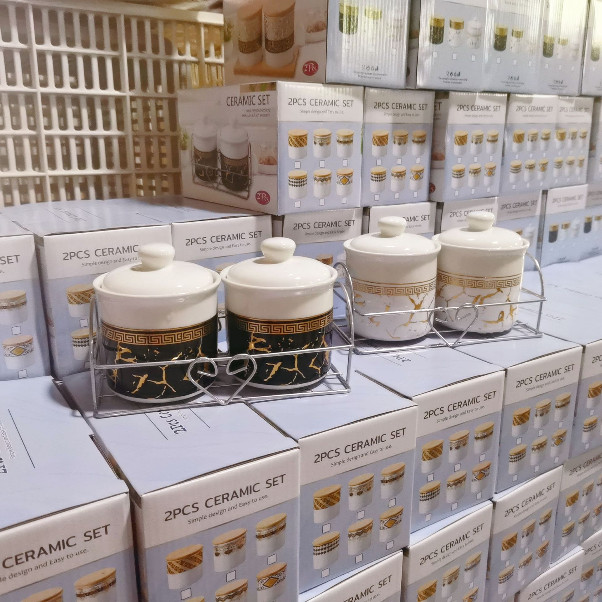 Exportación transfronteriza 2-pack cerámica chapado en oro condimento tarro con estante de hierro cocina condimento botella té tarro Oriente Medio