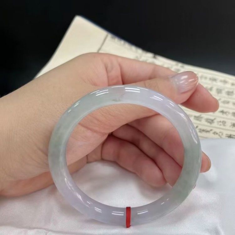 Vòng tay ngọc bích Miến Điện băng mới màu xanh lá cây nhạt, đường kính trong 50–64 mm chi tiết 3
