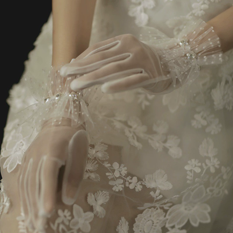 Невесты Свадебные короткие кружева шелковые марлевые сетки лук перчатки Весна и лето свадебные фото перчатки аксессуары оптом
