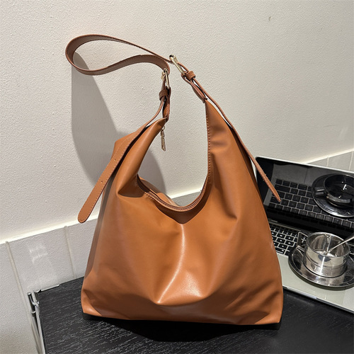 Large-capacity, fashionable, commuter-quality single-shoulder bag for women— winter new arrival, versatile, chic, textured tote bag for women.
