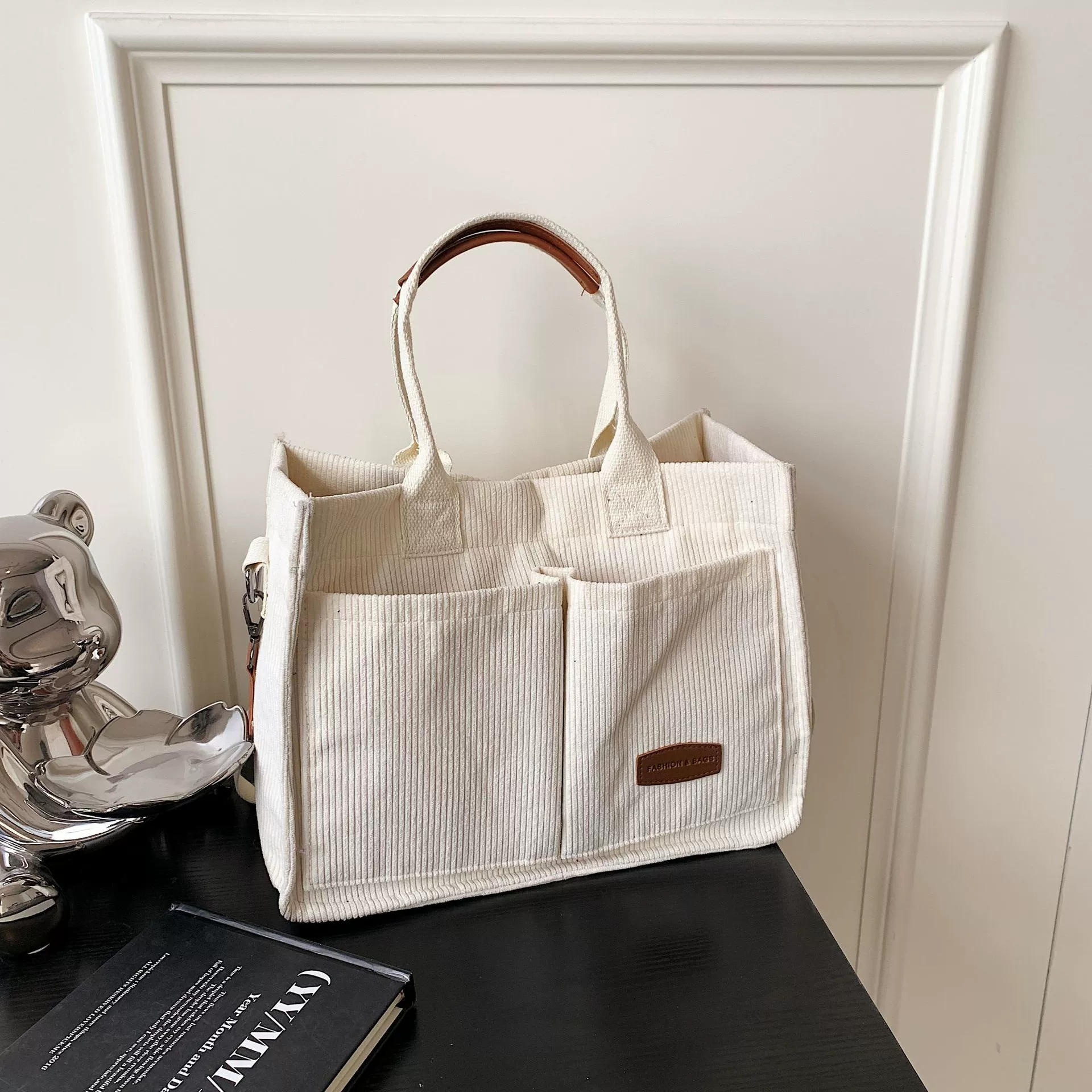 Capacious Handheld Bag with Adjustable Strap for Leisure and One-Shoulder Use - Customizable Colors