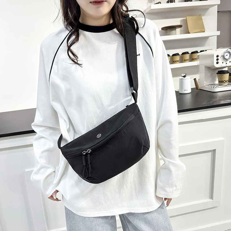 Bolso de mujer Bolso bandolera 2025 primavera nuevo estilo paño de nailon ligero bolso de madre de moda bolso de hombro simple urbano compras