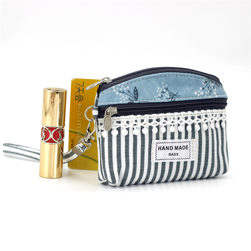 The shop assistant recommends the new dandelion double handle fabric coin purse, a fashionable women's handbag, and a mini coin pouch for delivery.