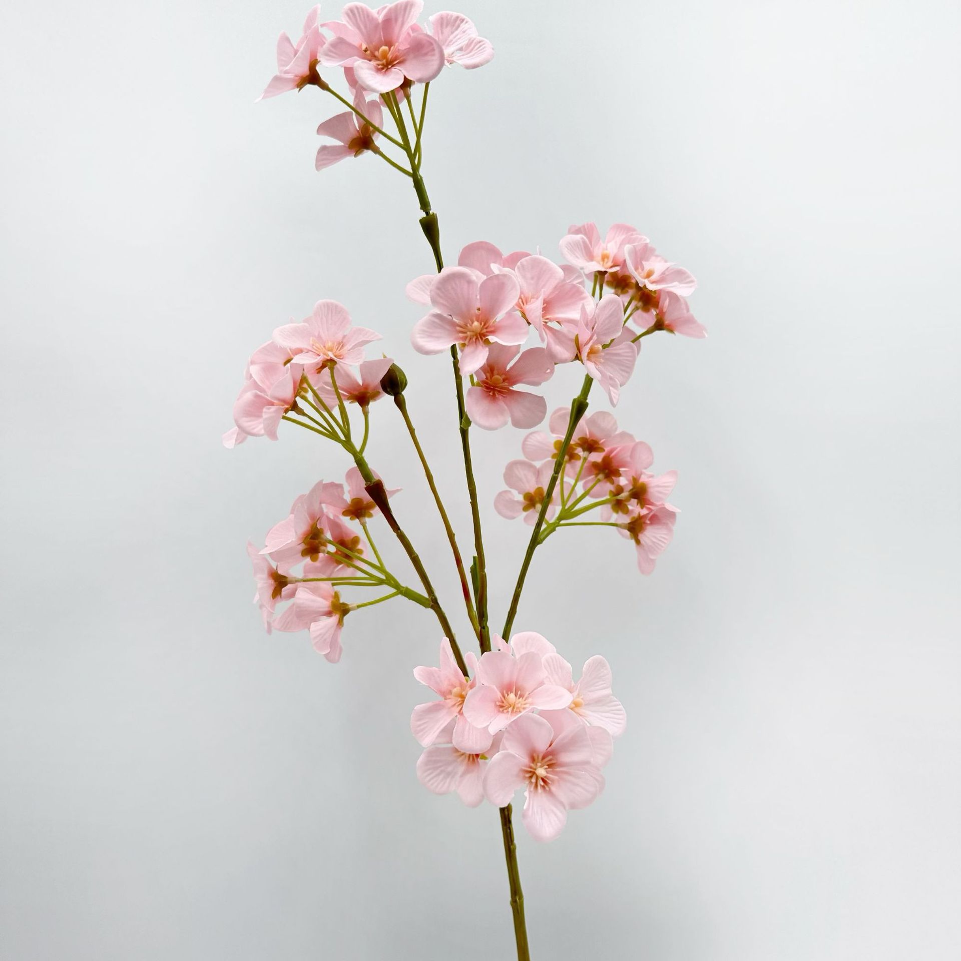 Arreglo floral de mesa con flores de seda Sakura, ramas de flores artificiales, flores artificiales de flor de durazno, decoración de escena con flores artificiales.