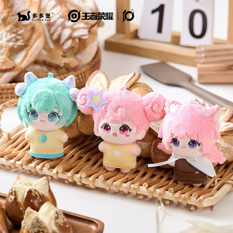 Поданная королевская слава вокруг куклы