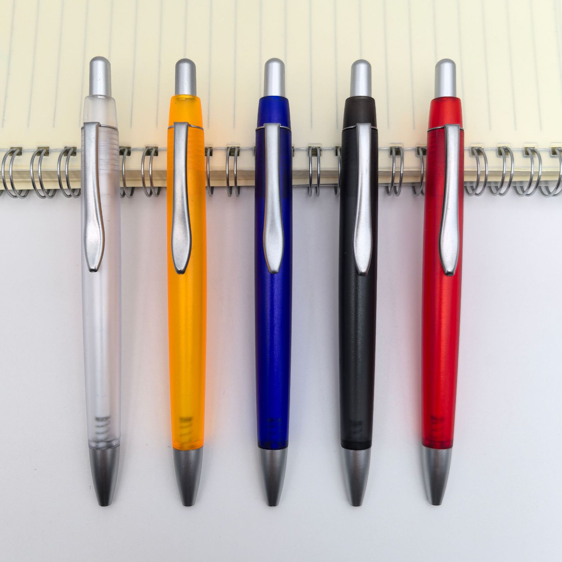 Suministro de bolígrafo de plástico de presión de color, bolígrafo esmerilado, bolígrafo de regalo publicitario, bolígrafo de hotel de promoción al por mayor