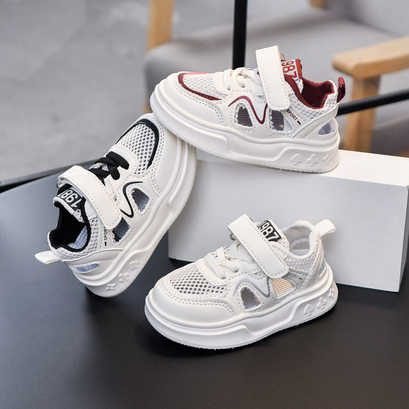 Sandalias infantiles verano 2026 nuevos zapatos infantiles ligeros suaves sandalias deportivas para niños de estilo universal zapatos de marcos para niñas