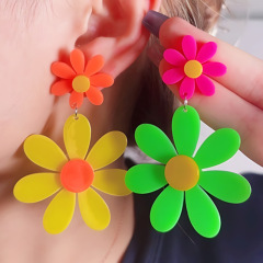 アマゾンのイヤリングの爆発的な蛍光色は太陽の花のアクリルピアスをつなぎ合わせて個性的なイヤリングのイヤリングの女性を誇張します。