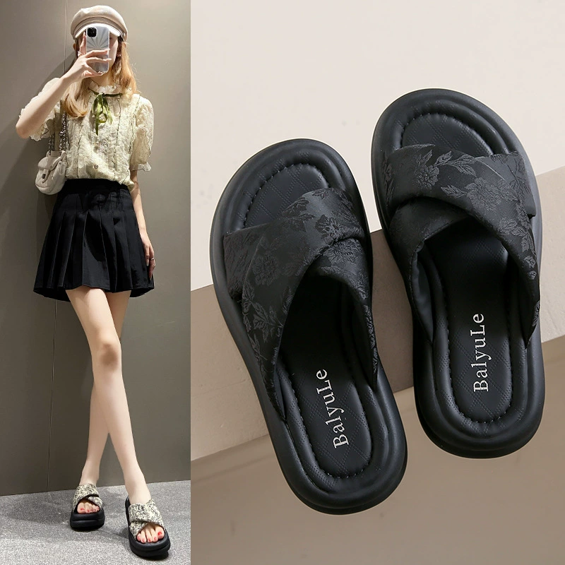 Тапочки женский 2024 летний новый мягкий фон, мягкая кожа, противоскользящая, дикая толстая подошва, удобная внешняя носка, противоскользящая мама