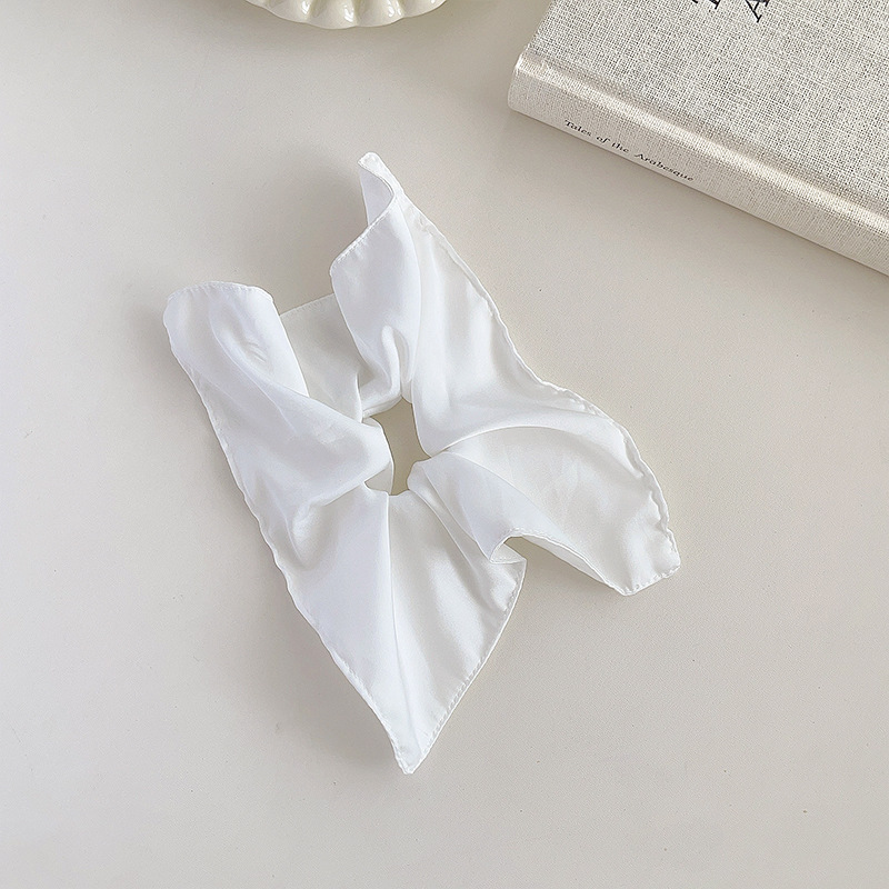 鞠婧は同じタイプの白いサテンの方巾です。