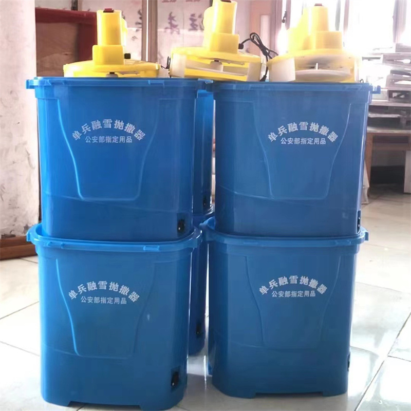 单兵融雪抛撒器厂家25升全自动融雪剂抛洒机农用电动施肥撒肥器