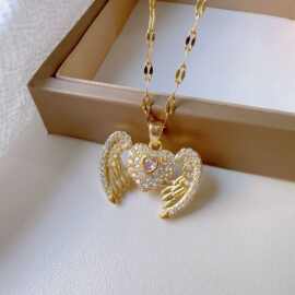 创意锆石镶嵌爱心翅膀吊坠钛钢项链 时尚潮流守护之心气质款锁骨