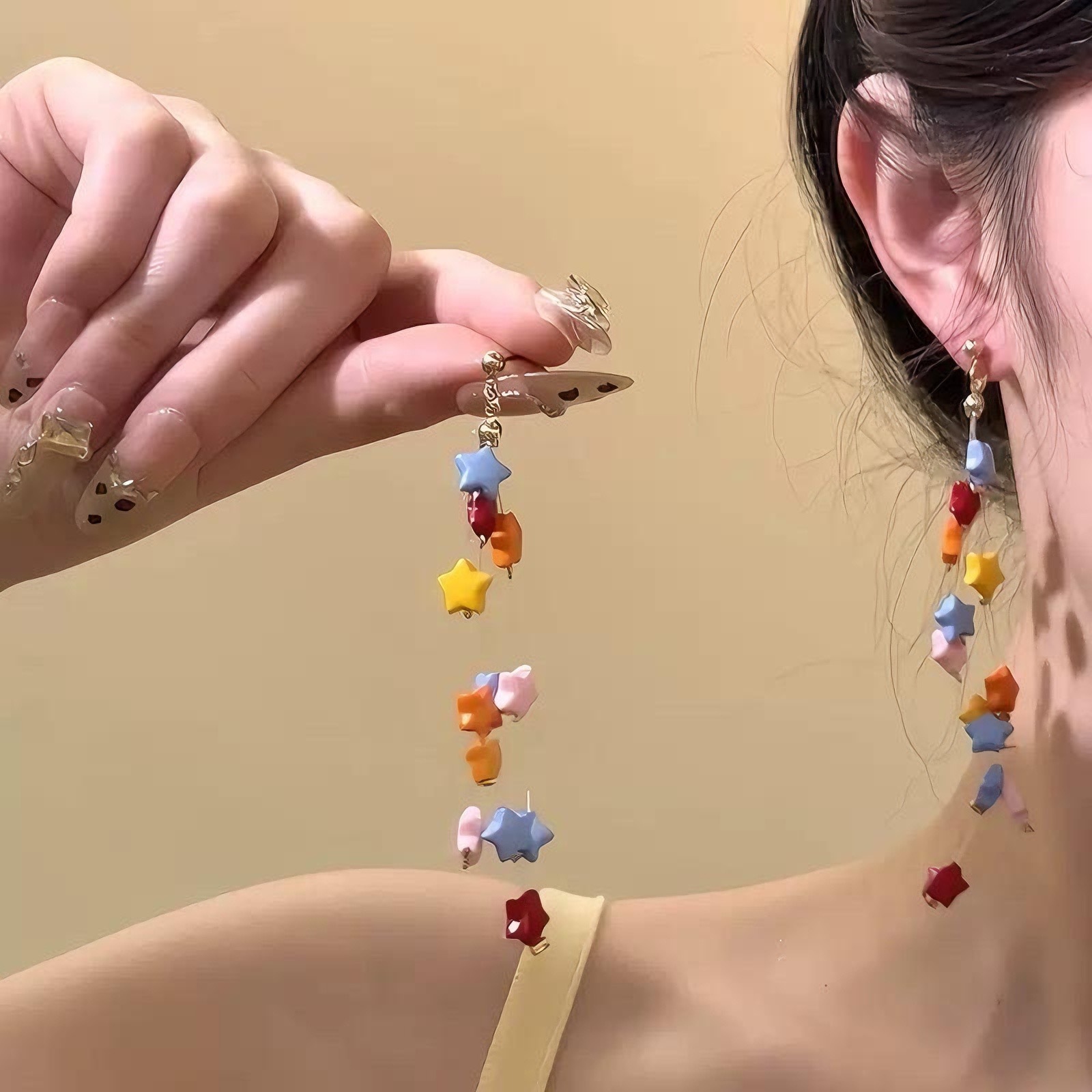Pendientes de borla de estrellas de dopamina de colores Pendientes de diseño de nicho para niñas adecuados para el verano Pendientes únicos y hermosos
