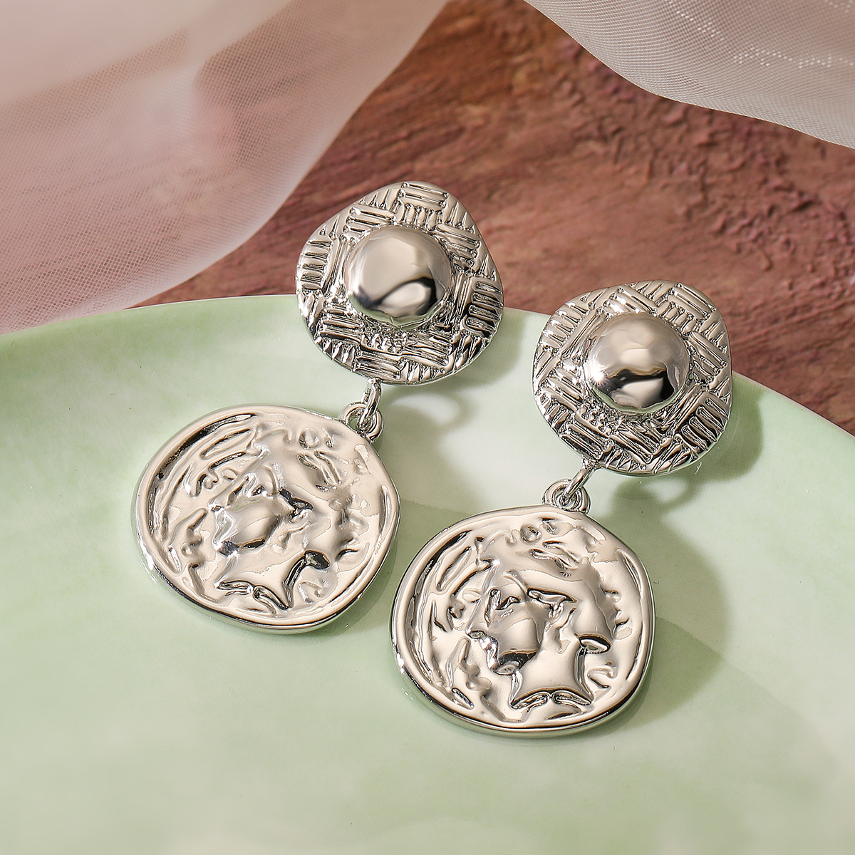 Pendientes geométricos de cobre bañado en oro vintage para mujer, estilo europeo y americano INS de nicho y personalidad versátil, nuevo