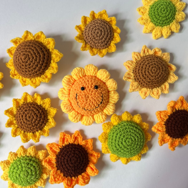 Handmade Crochet Sunflowers Wholesale in Stock, a Hit for Graduation Season Gifts and DIY Accessories
