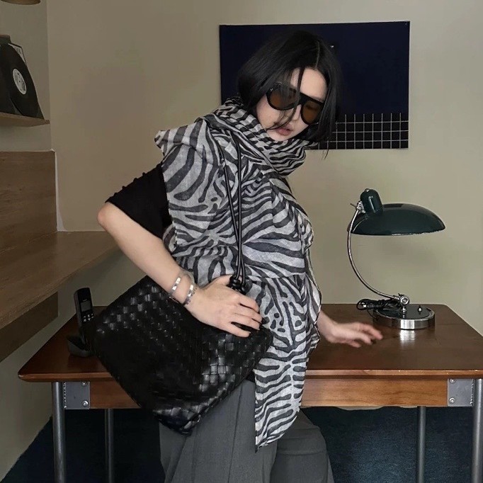 French-Style Old Money Black and Gray Zebra Print Silk Scarf for Women, Vintage Light Luxury High-End Long Scarf, Versatile for Spring and Autumn, Shawl