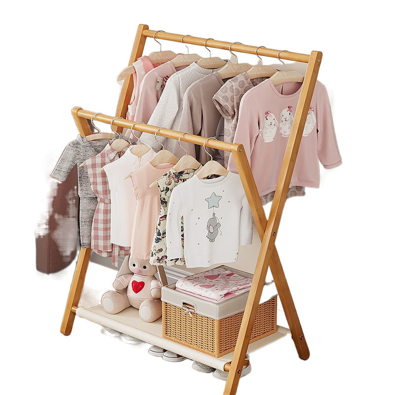 家庭用子供の寝室の赤ちゃんの家は床に落ちて服を掛けます。|undefined