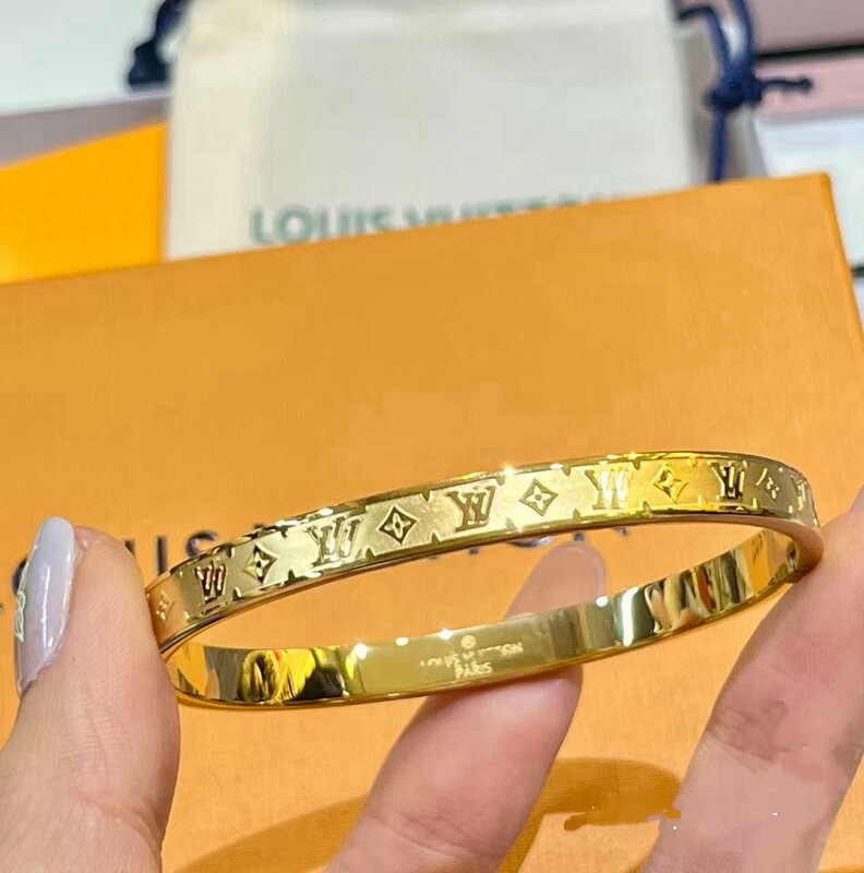 [Continuous New Arrivals] New High-End Version of the Finely Crafted V-Letter Bracelet with Logo, Titanium Steel, Exclusively for Cross-Border Sales