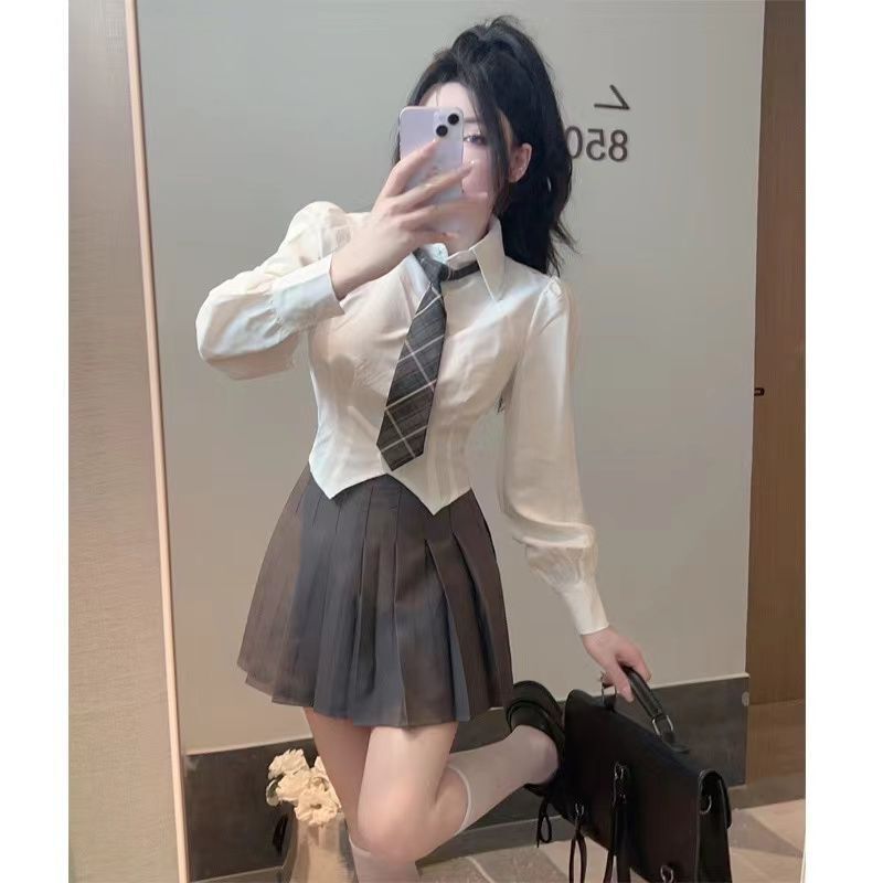 白いシャツの女性jk制服ギャルシャツ春と秋の学院風純欲は腰を収めてやせている長袖の上着を見せます。|undefined