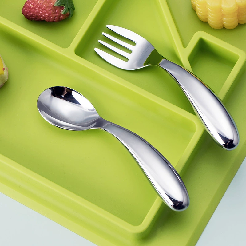 Детские дети учатся есть ложки из нержавеющей стали