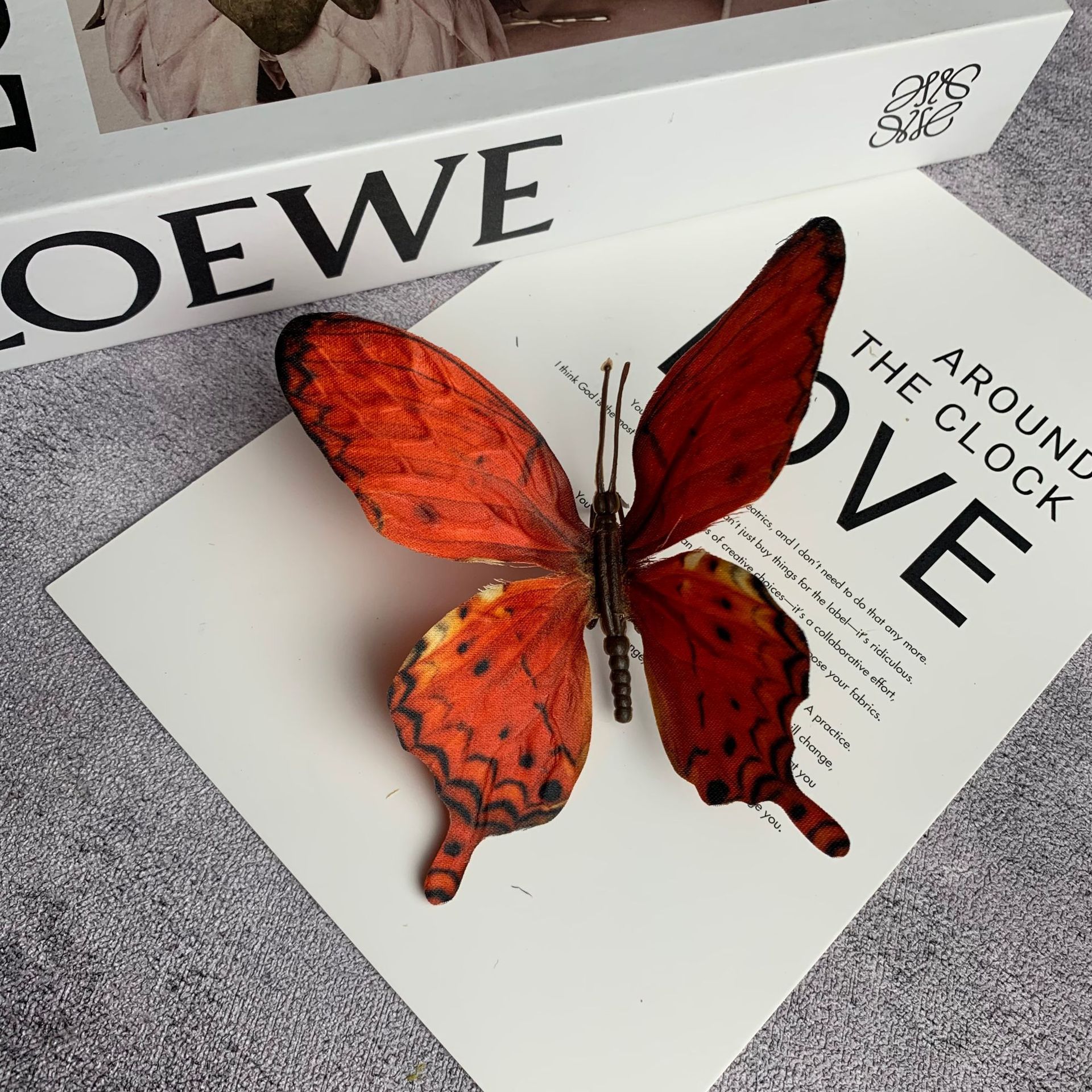 큰 나비 검은 점 오렌지