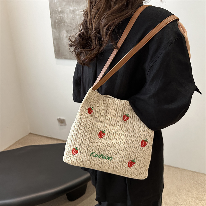 Bolsa de viaje de verano de gran capacidad para mujeres 2024 nuevo lindo bolso de tela de paja de fresas bolsa de trenzado de viaje de moda
