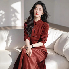 重要な場面で美しい独特なお姉さんの独特な絶美秋冬新中国式の赤い立襟は長袖のワンピースを掛けます。