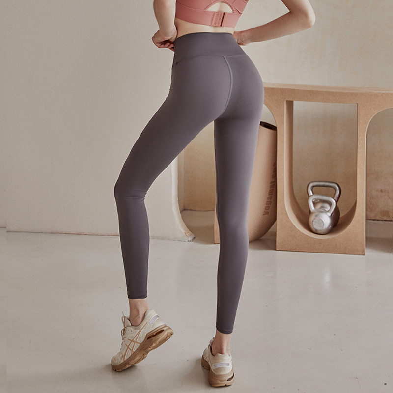 中灰色のズボン