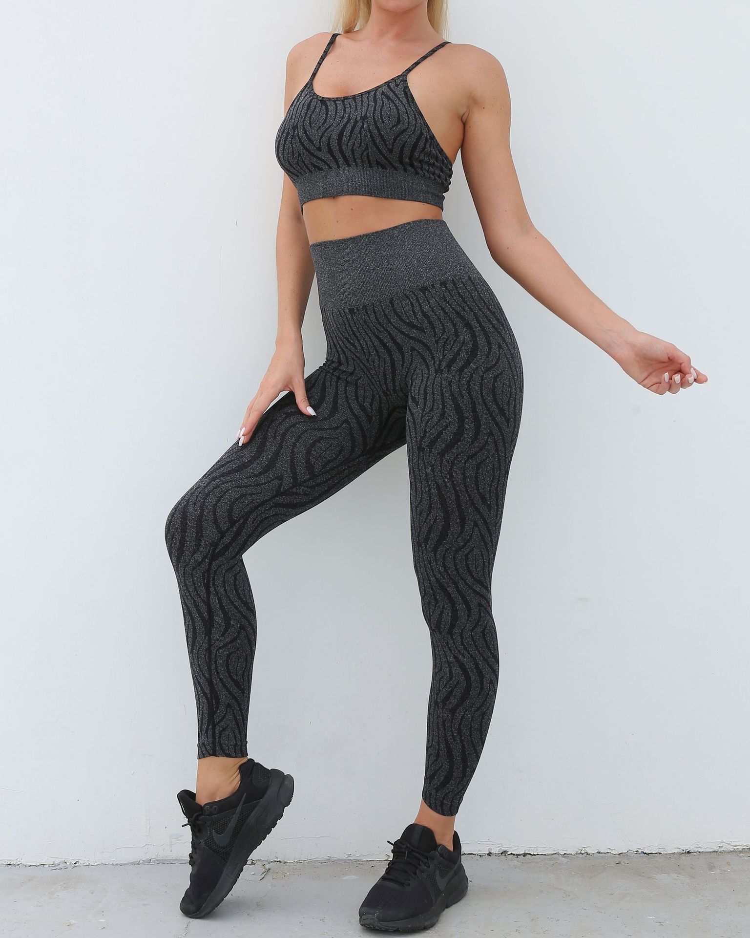 Verano nuevo patrón oscuro europeo y americano sin costuras deportes de manga corta de las mujeres de la correa del sujetador pantalones de yoga deportes de cintura alta pantalones recortadas