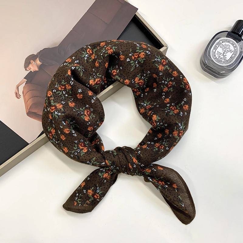 Bufandas de seda cuadrada alta sensación2025 nuevo estilo retro impresión de moda elegante seda de imitación bufandas de cuello bufandas de seda al por mayor