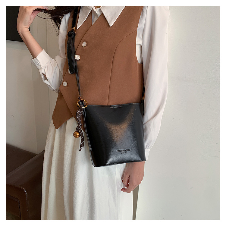 This year, the retro and fashionable women's 2024 new models are popular. This year, single-shoulder crossbody bags, large-capacity hand-held bucket bags, and cross-border bags are all in vogue undefined