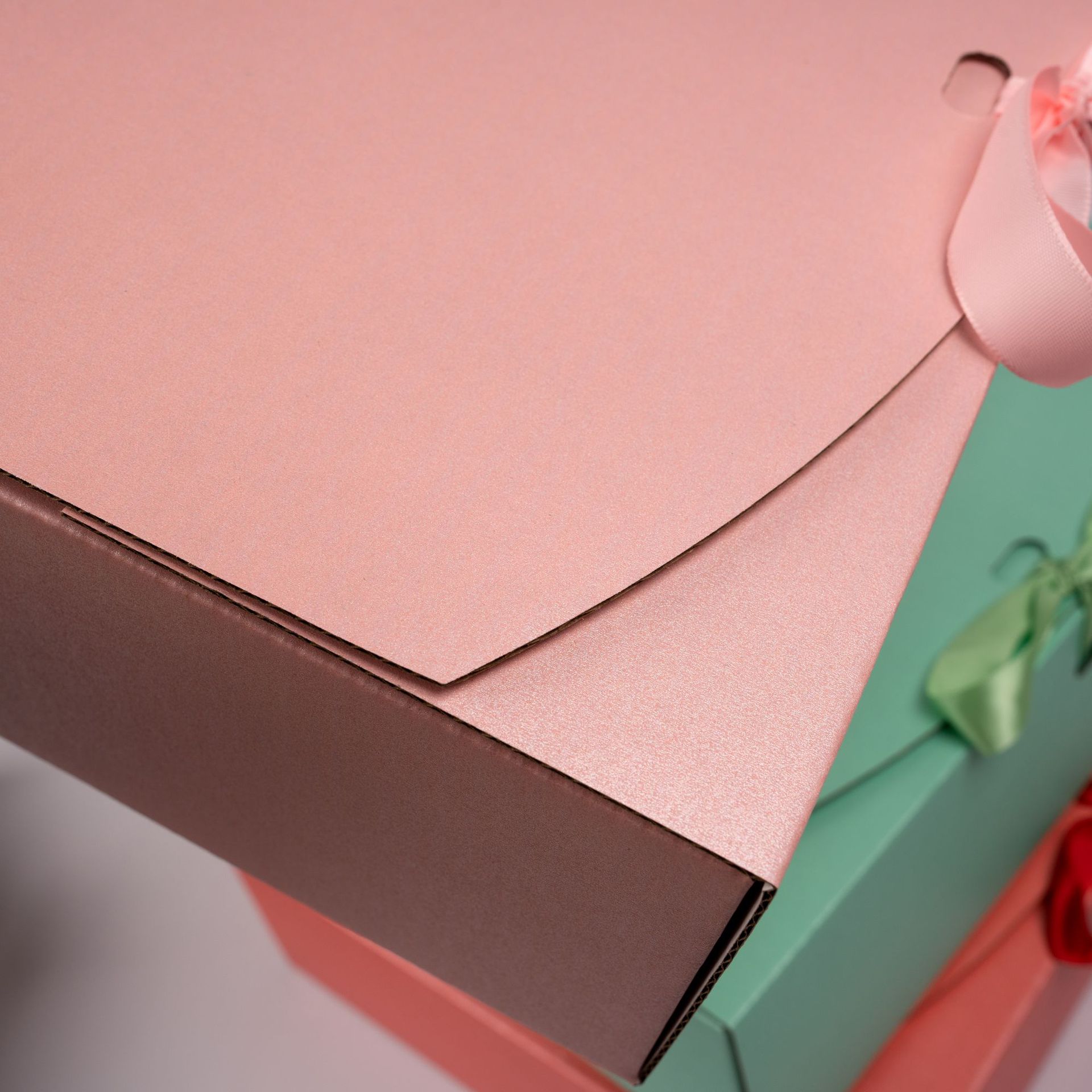 Caja de avión de color extra duro, caja de embalaje de lazo, ropa interior, accesorios de ropa, logística urgente, embalaje de comercio electrónico, caja de papel en stock