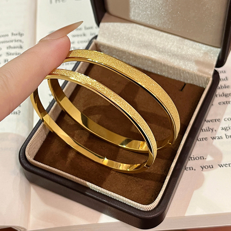 New Gold-Colored Frosted Titanium Steel Bracelet with a Starry Sky Design, Non-Fading, Elegant and Luxurious, with a Clasp, Niche Fashion Accessory New Gold-Colored Frosted Titanium Steel Bracelet with a Starry Sky Design, Non-Fading, Elegant and Luxurious, with a Clasp, Niche Fashion Accessory