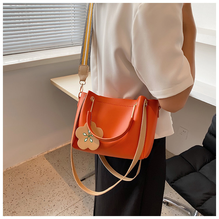 Women's Medium Summer Pu Leather Solid Color Flower Fashion Bucket Zipper Tote Bag display picture 3