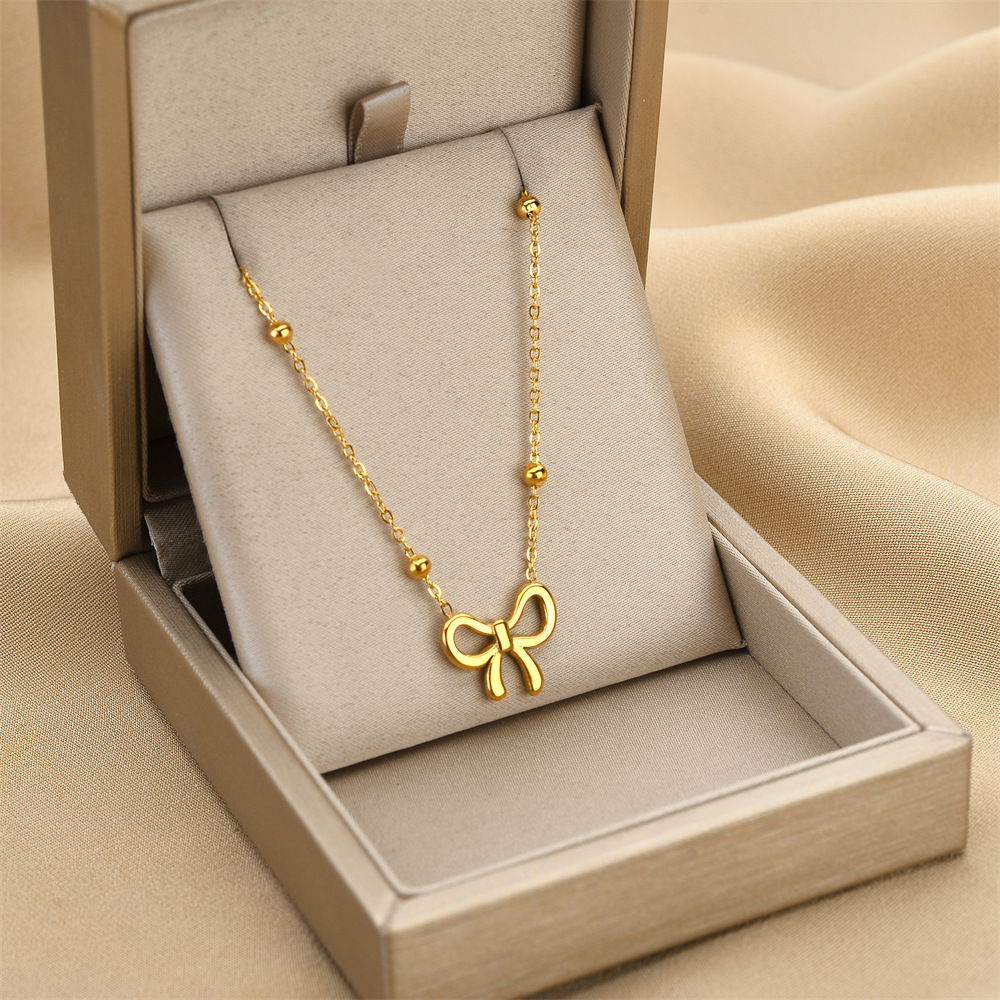 Colgante de arco dulce clásico colgante de acero de titanio de cuerpo completo para mujeres no se desvanece nicho ligero lujo sensación accesorio cadena clavícula