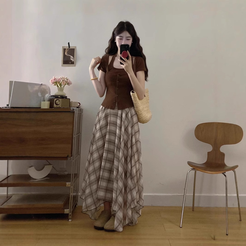 Ultra-Thin French Retro Irregular Skirt for Women with a Stylish Design, Brown Plaid High-Waisted Slimming and Elegant Fashion Long Skirt