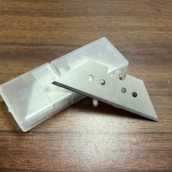 Производитель поставляет универсальный нож с четырьмя отверстиями для шлифовки зубов, трапециевидное лезвие, лезвие для резки и шлифования ковров, складной нож