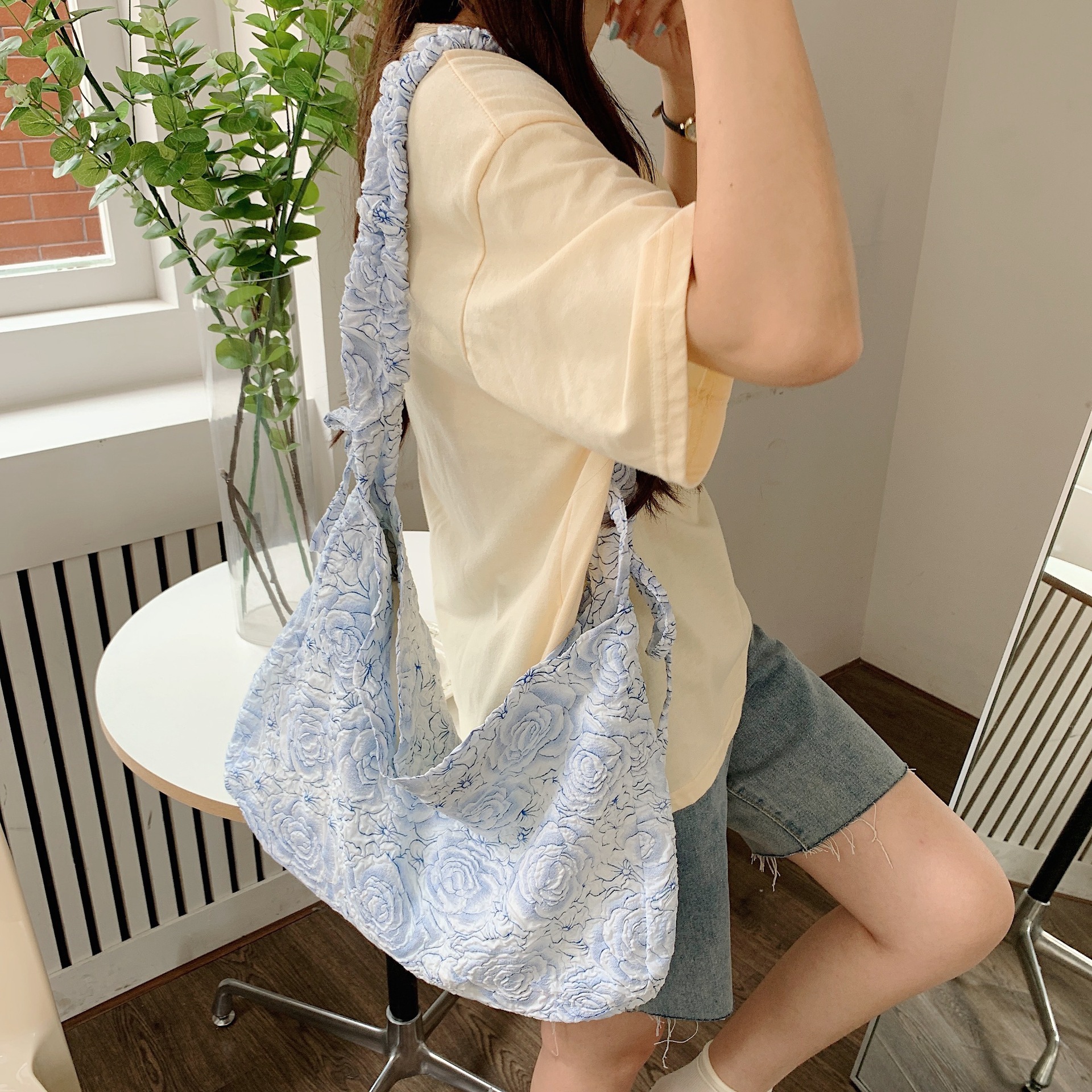 Wholesale of 25244 Jacquard blue rose large-capacity portable bags, clutch bags, storage bags, ladies' tote handbags undefined