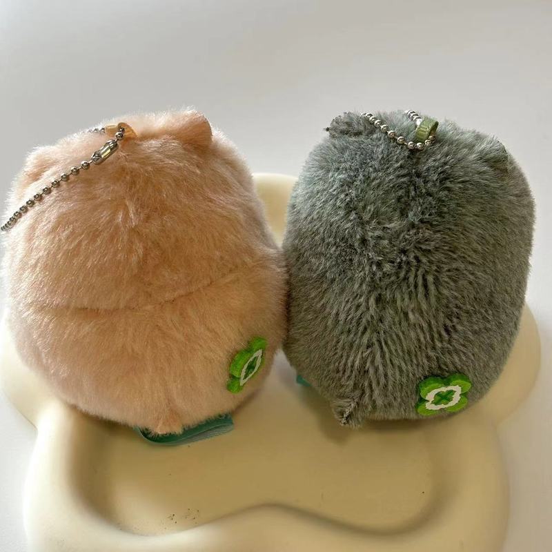 日系かわいい正エネルギーペンギンがかじっているハムスターペンギンのぬいぐるみのかばんにキーホルダーをつけている|undefined