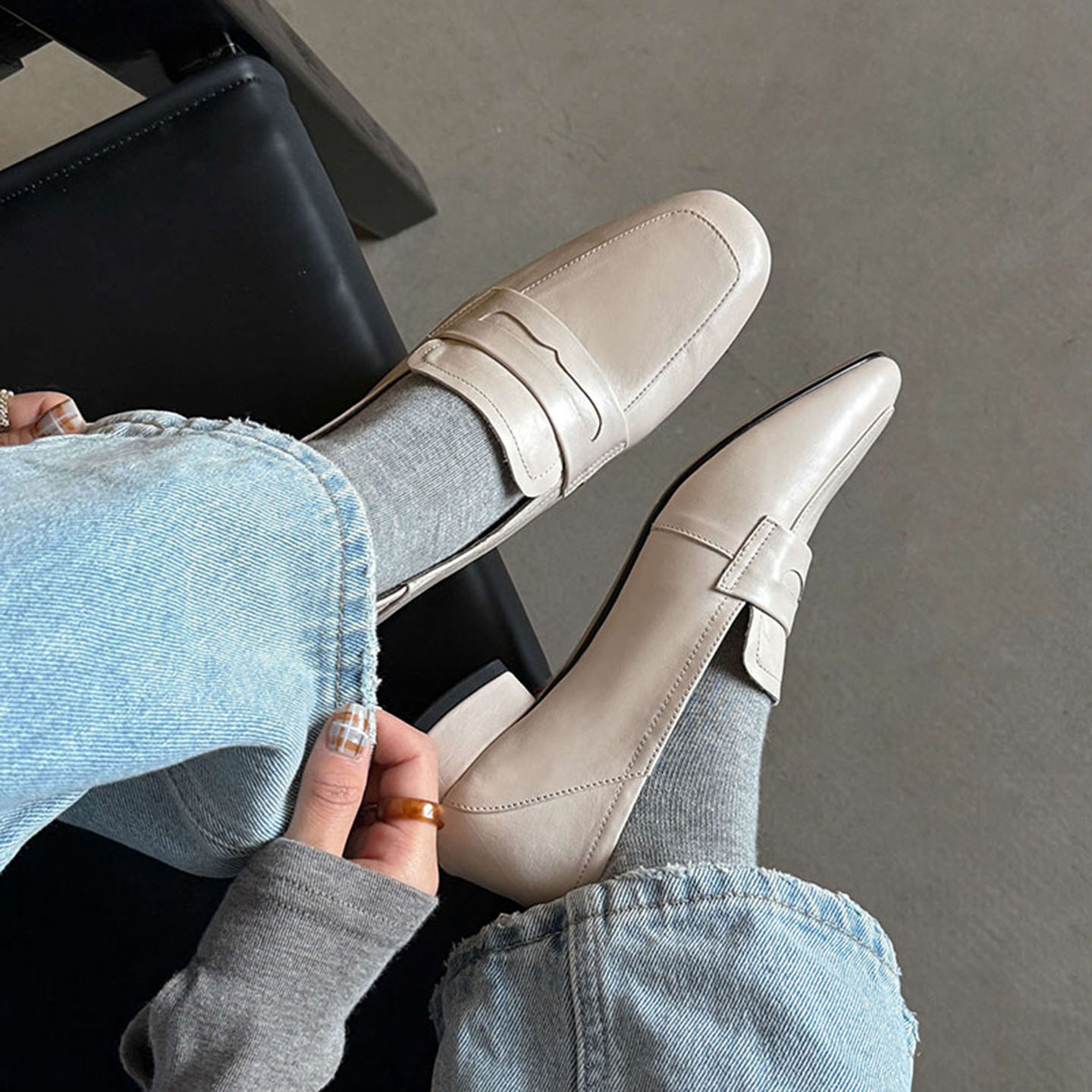 Giày loafer nữ mũi tròn da bò, gót vuông 2.5 cm phong cách Pháp — màu nâu