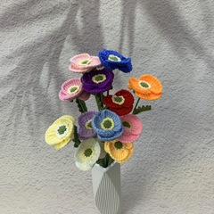 完成した手編みのかぎ針編みの造花、ポピー、綿糸の手芸品、家の装飾、DIYの装飾品