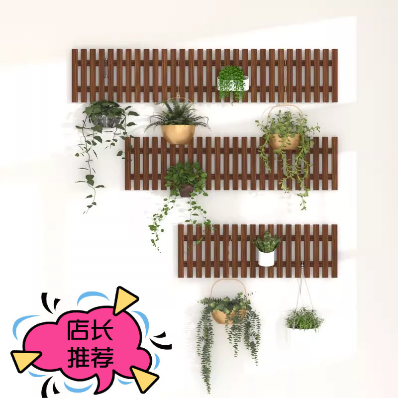 古館のバルコニーに置かれた木製の花棚、壁に取り付けられた柵、屋内カフェのグリーンハンギングラック、人工植物の木製ハンギングラック|undefined